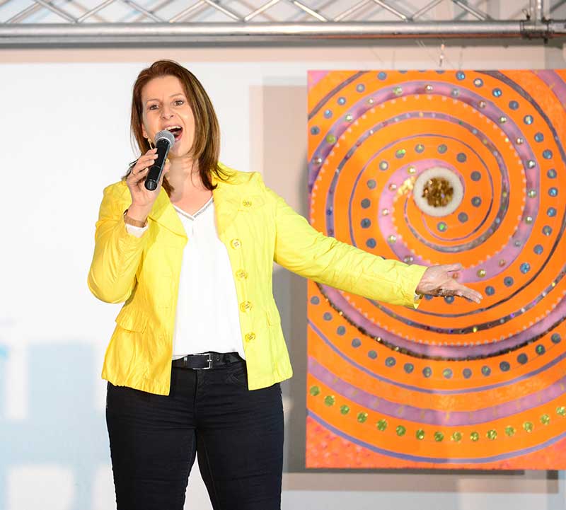 Sabine Reithofer singt auf Bühne